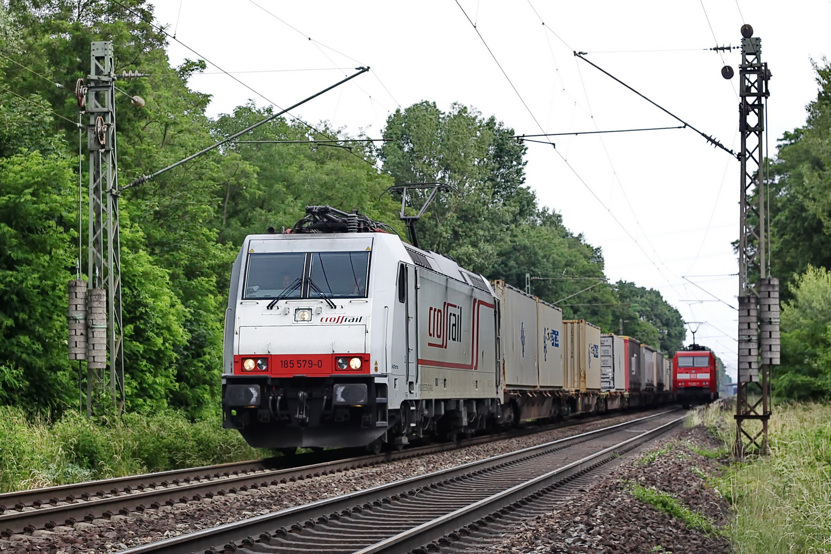 185 579-0 Crossrail vor einem Containerzug