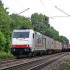 185 579-0 Crossrail vor einem Containerzug