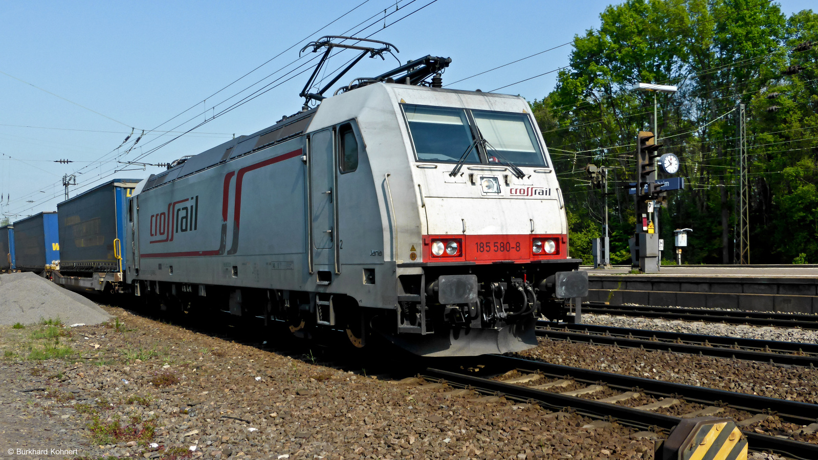 185 580-8 Crossrail mit einem Containerzug