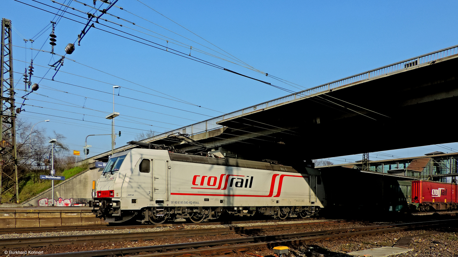185 580-8 Crossrail vor einem gem. Güterzug