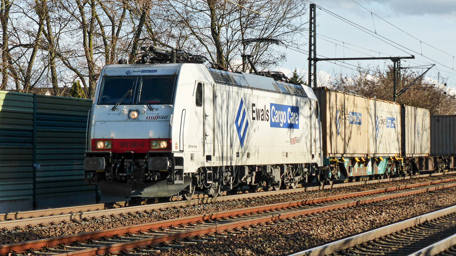 185 581-6 Crossrail Ewals Cargo Care mit einem Containerzug