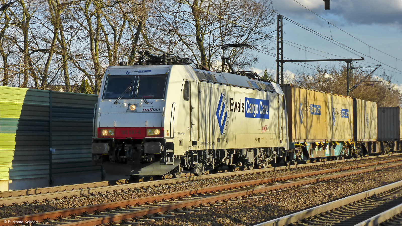 185 581-6 Crossrail mit einem gem. Güterzug nach dem Bahnhof Nauheim - 28.01.2014