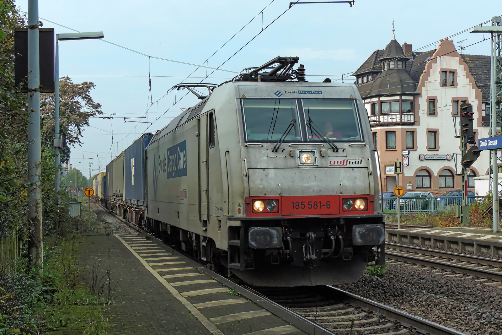 185 581-6 Ewals Cargo Care mit einem Containerzug