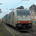 185 581-6 Ewals Cargo Care mit einem Containerzug