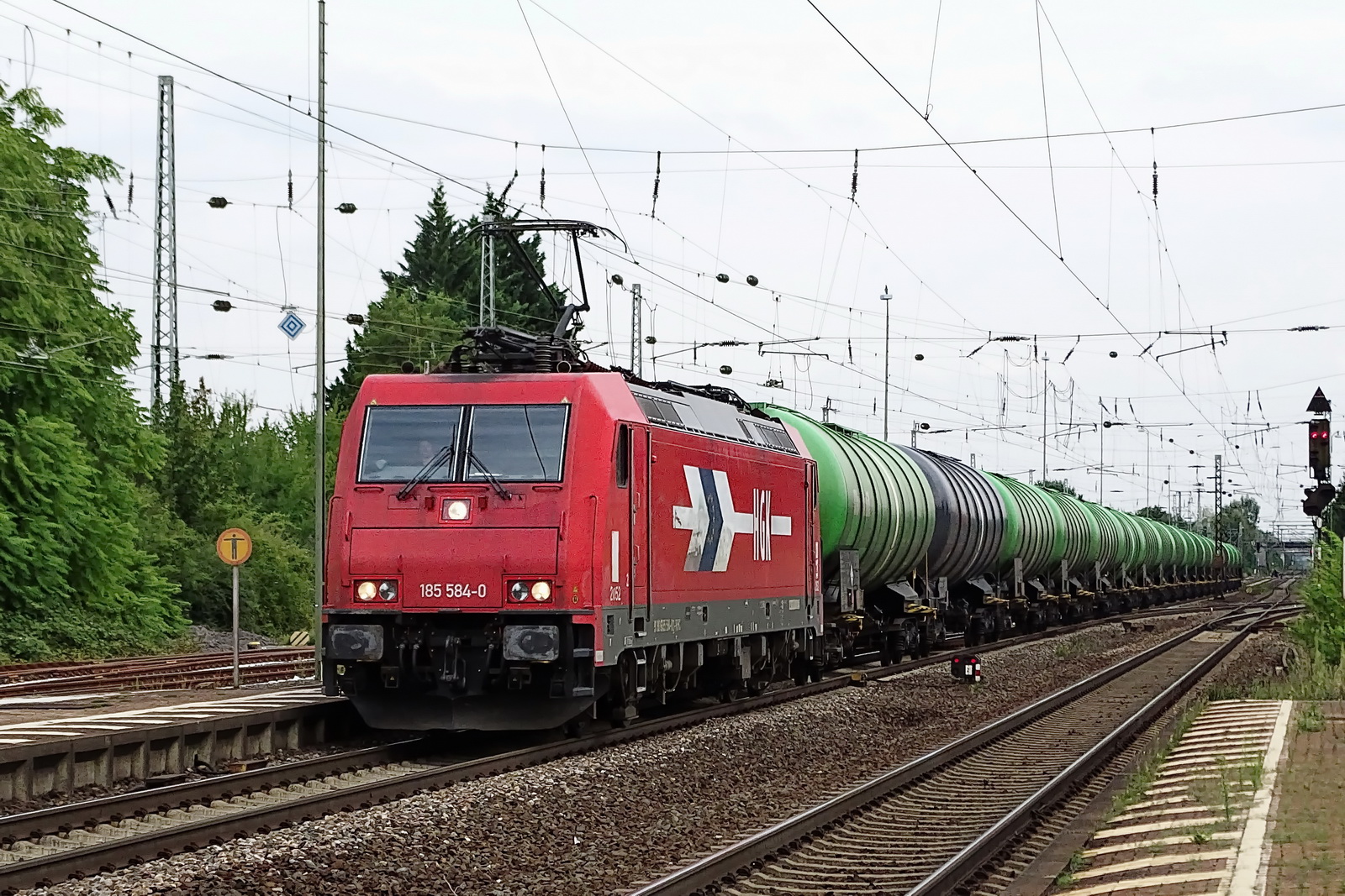 185 584-0 HGK mit einem (fast) grünen Kesselzug