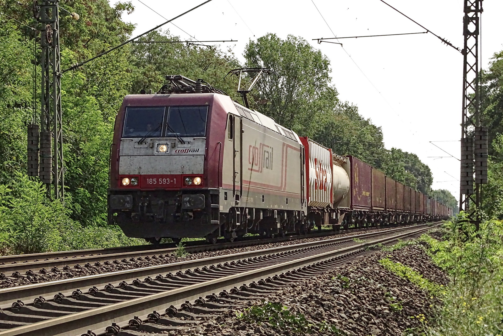 185 593-1 Crossrail mit einem gem. Güterzug