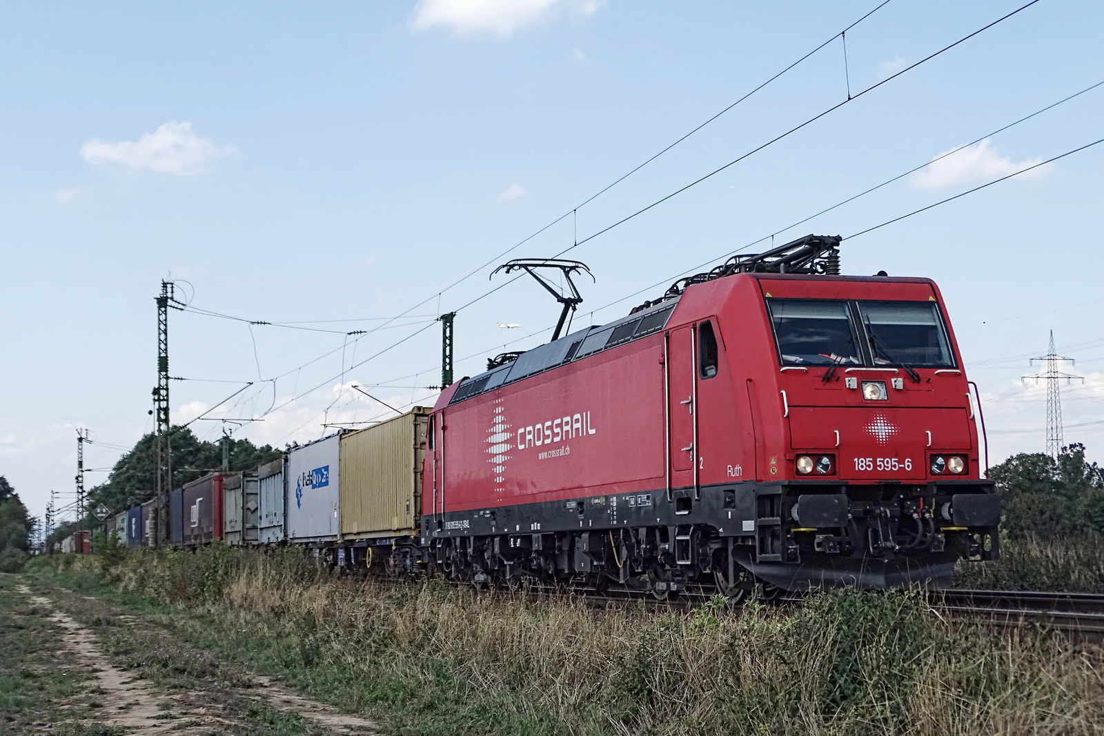 185 595-6 Crossrail vor einem Containerzug