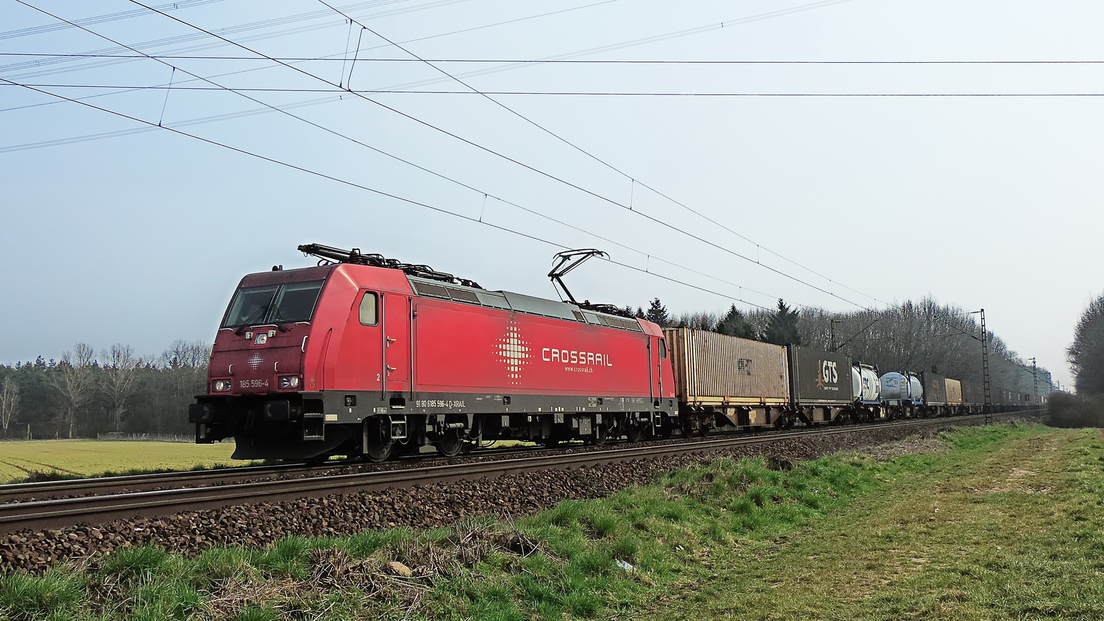 185 596-4 Crossrail mit einem gem. Güterzug