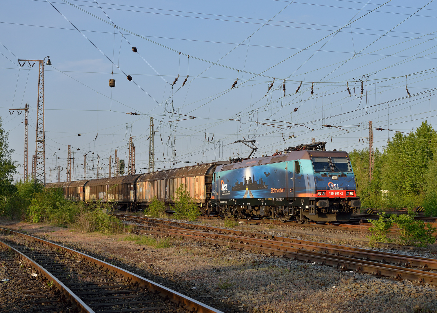 185 601-2 --HSL-Nightrider-- am 27.04.20 in Hamm Rbf