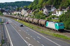 185 609-5 mit Kesselzug bei Linz am Rhein.