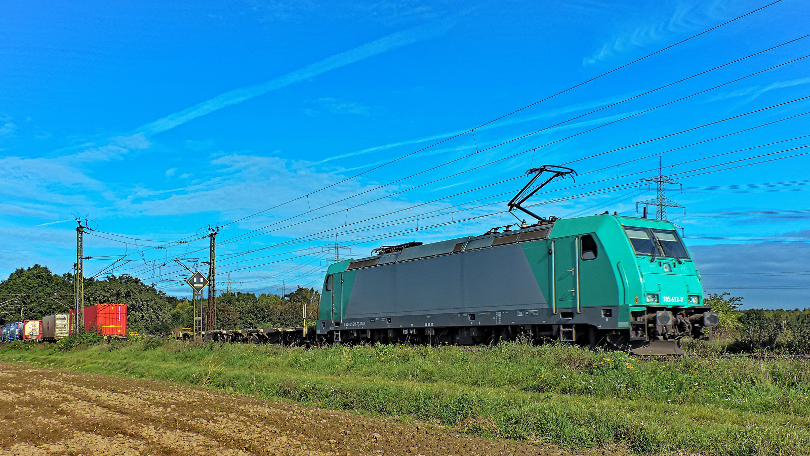 185 613-7 mit einem gem. Güterzug