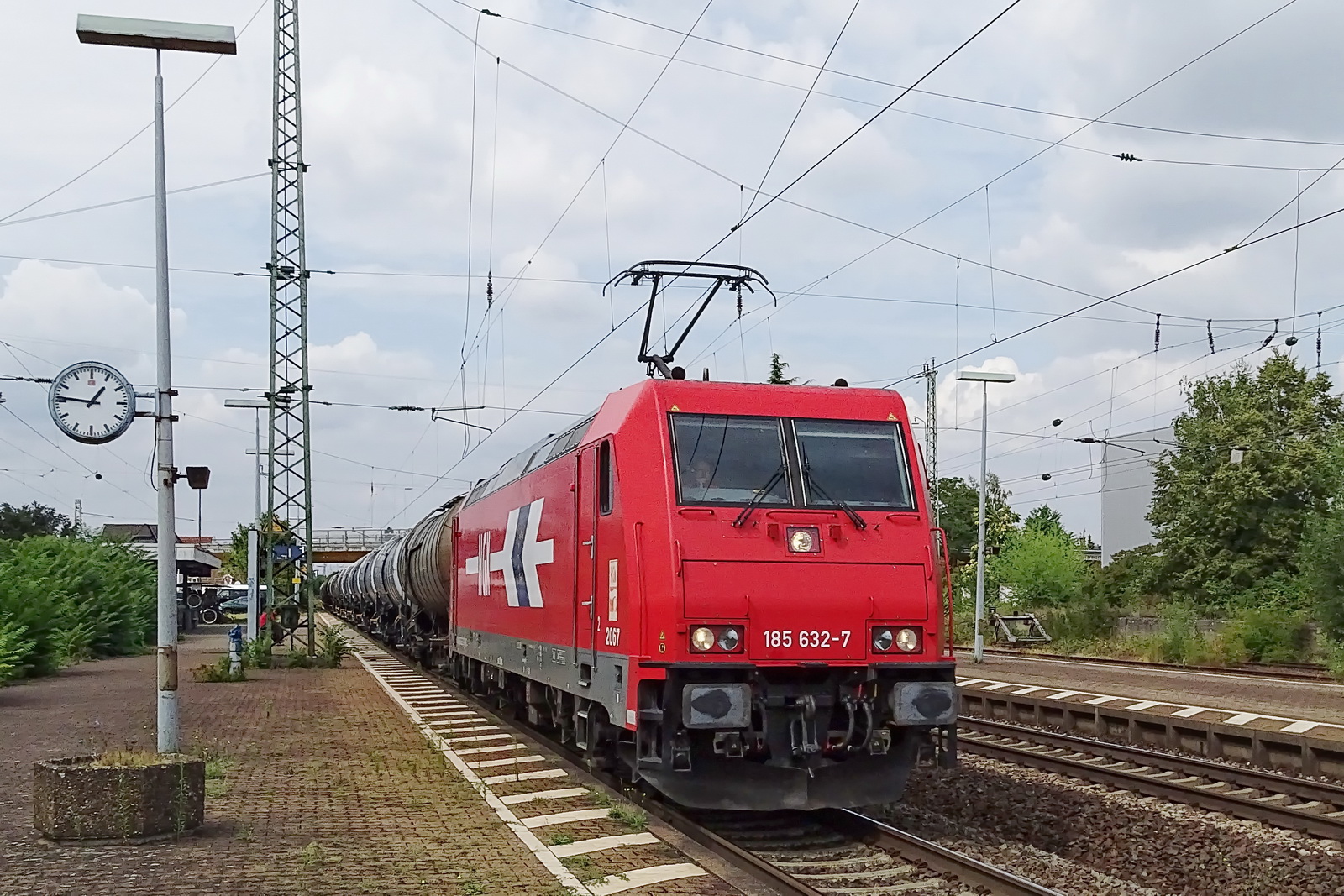 185 632-7 HGK mit einem Kesselzug