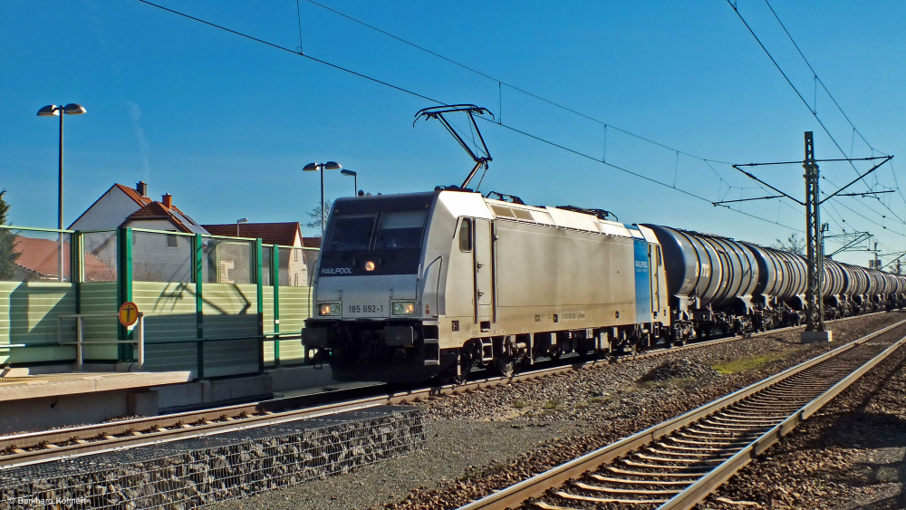 185 692-1 Railpool mit einem Kesselzug