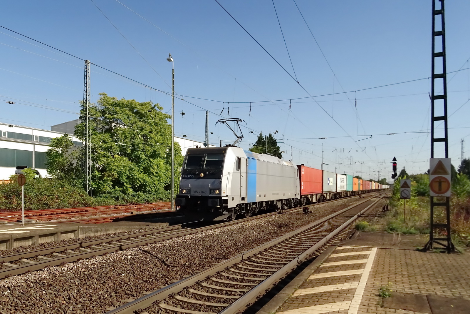 185 716-8 Railpool mit einem Containerzug