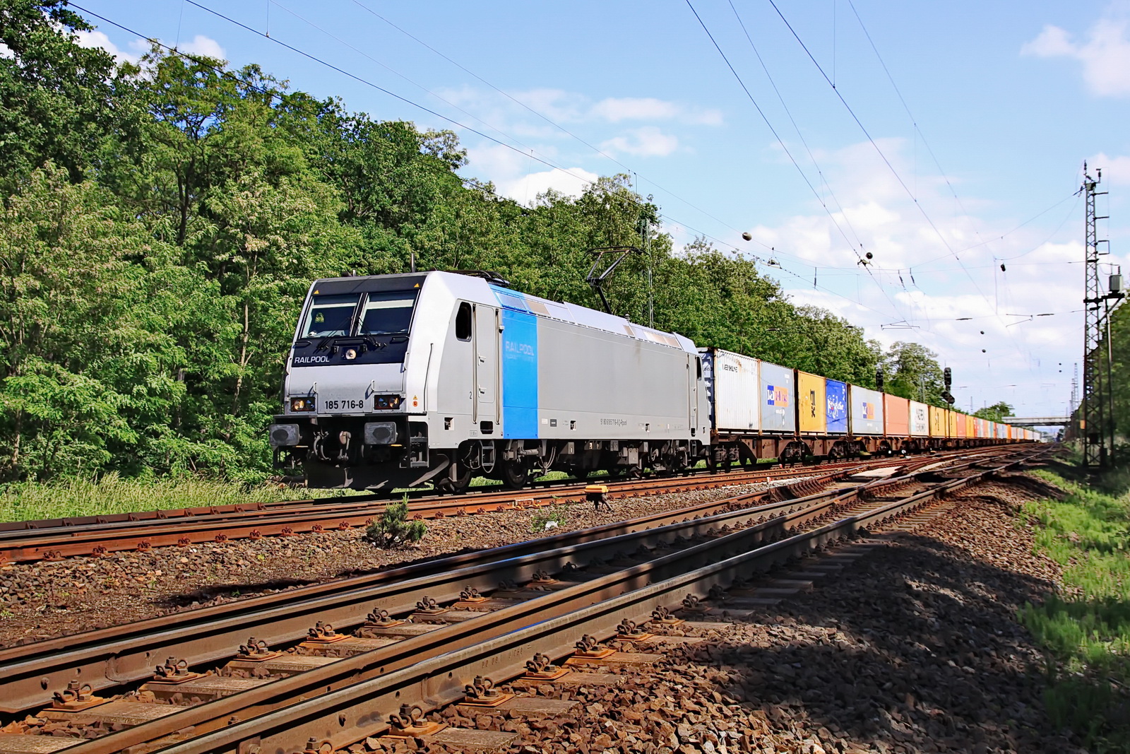 185 716-8 Railpool mit einem Containerzug