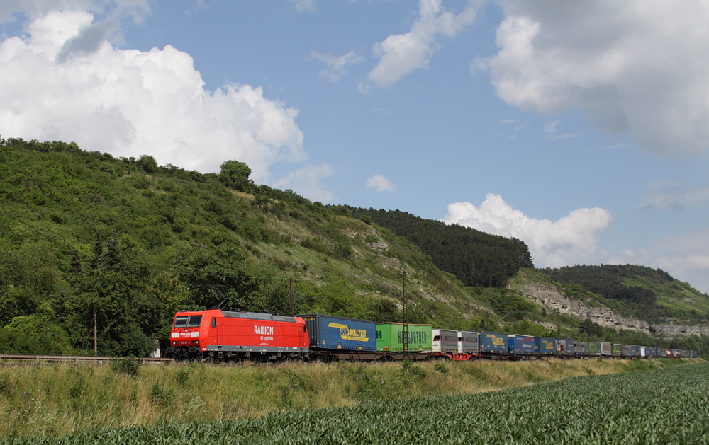 185 mit Containerzug