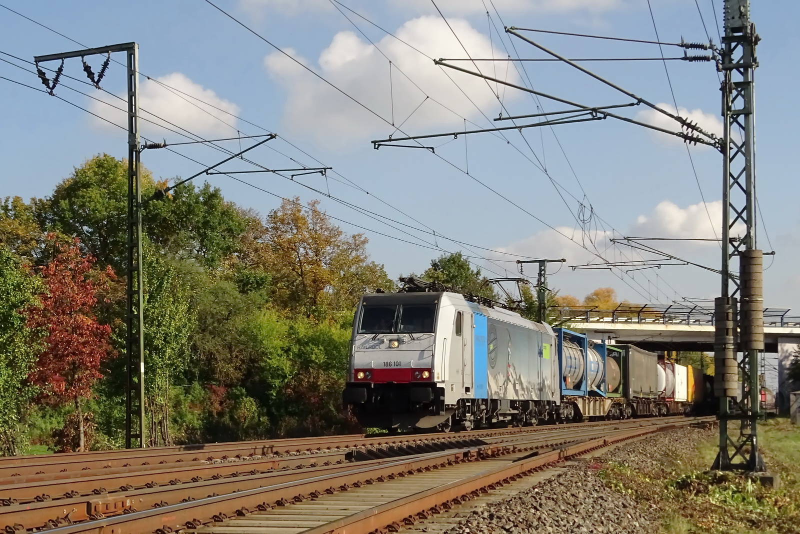 186 101 BLS Cargo mit einem gem. Güterzug