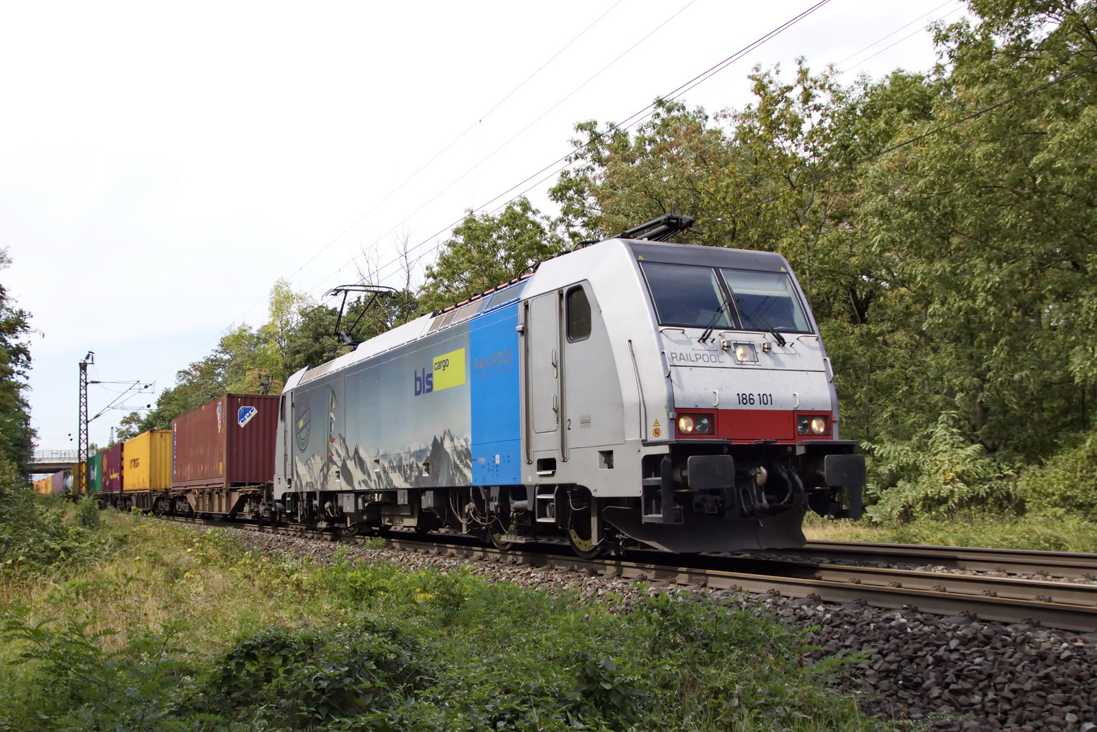 186 101 Railpool BLS Cargo mit einem gem. Güterzug