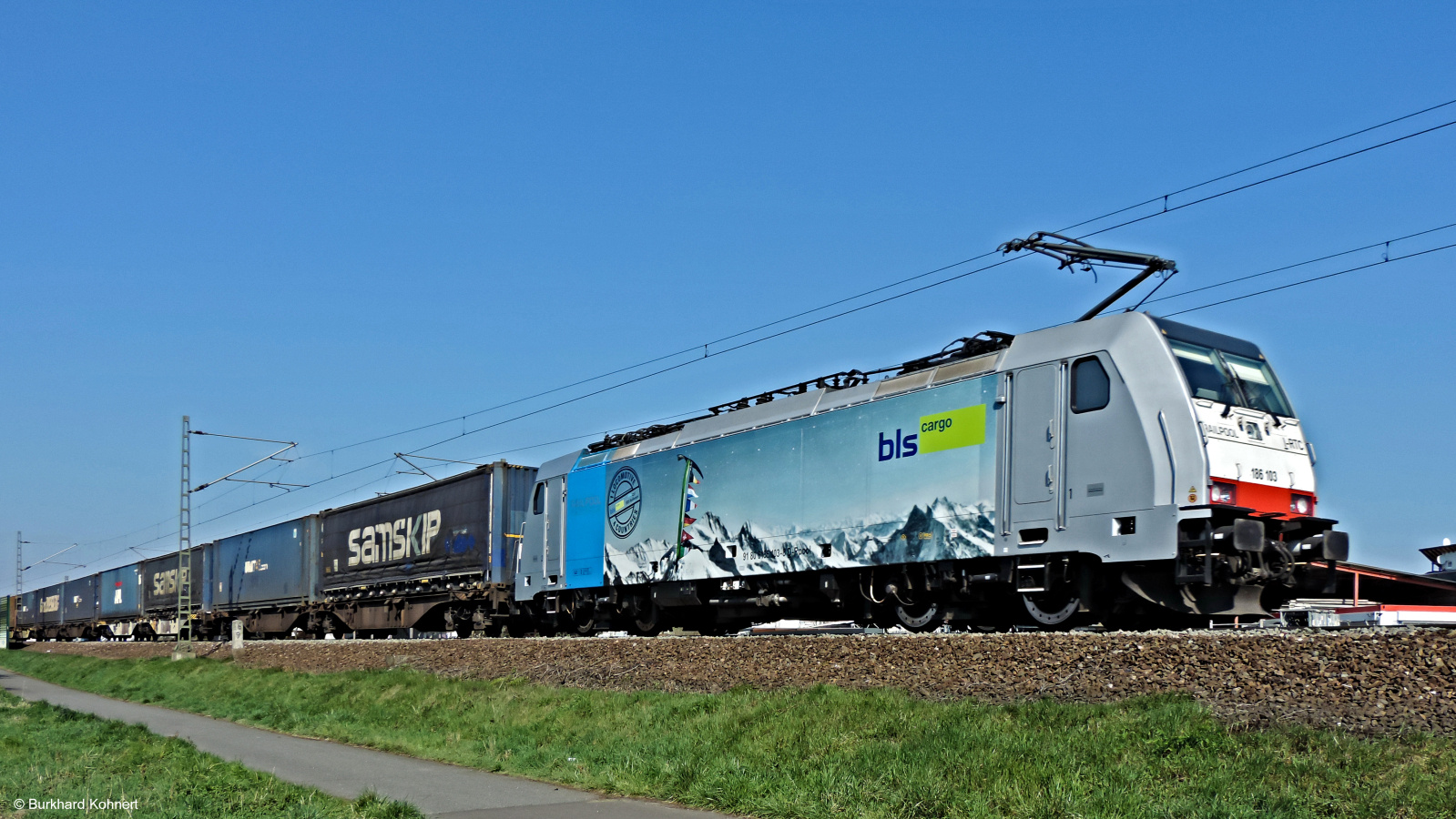 186 103 bls cargo mit einem Containerzug