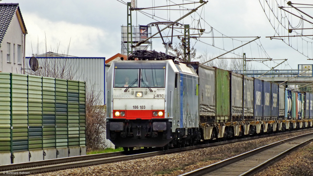 186 103 Railpool mit einem gem. Güterzug