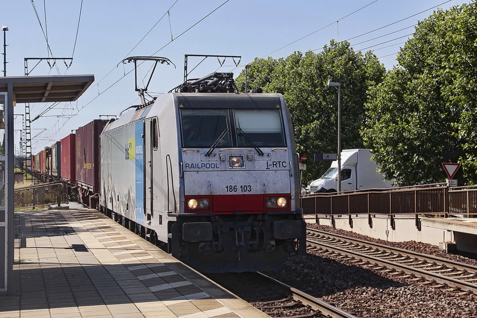 186 103 Railpool mit einem gem. Güterzug bei der Durchfahrt