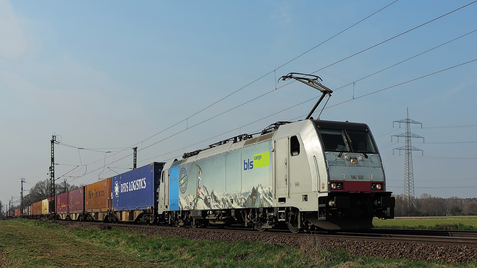 186 108 Railpool BLS Cargo mit einem Containerzug