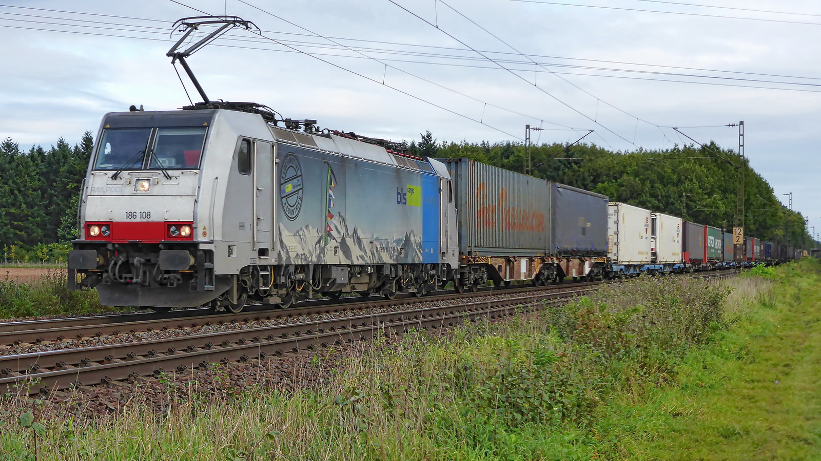 186 108 Railpool BLS Cargp mit einem Containerzug