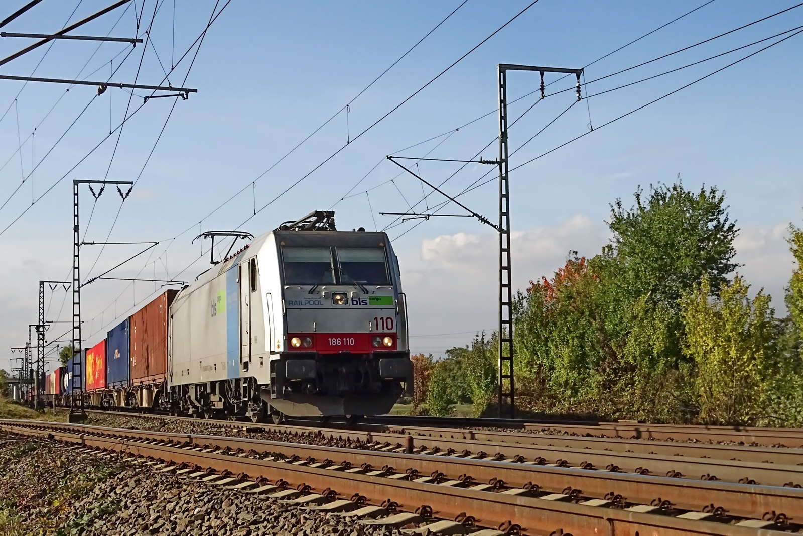 186 110 BLS Cargo mit einem gem. Güterzug