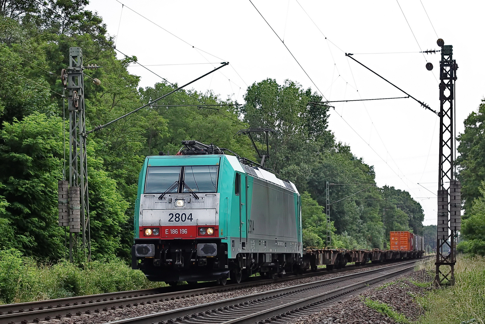 186 196 - 2804 vor einem kurzen Containerzug