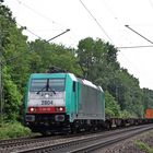 186 196 - 2804 vor einem kurzen Containerzug