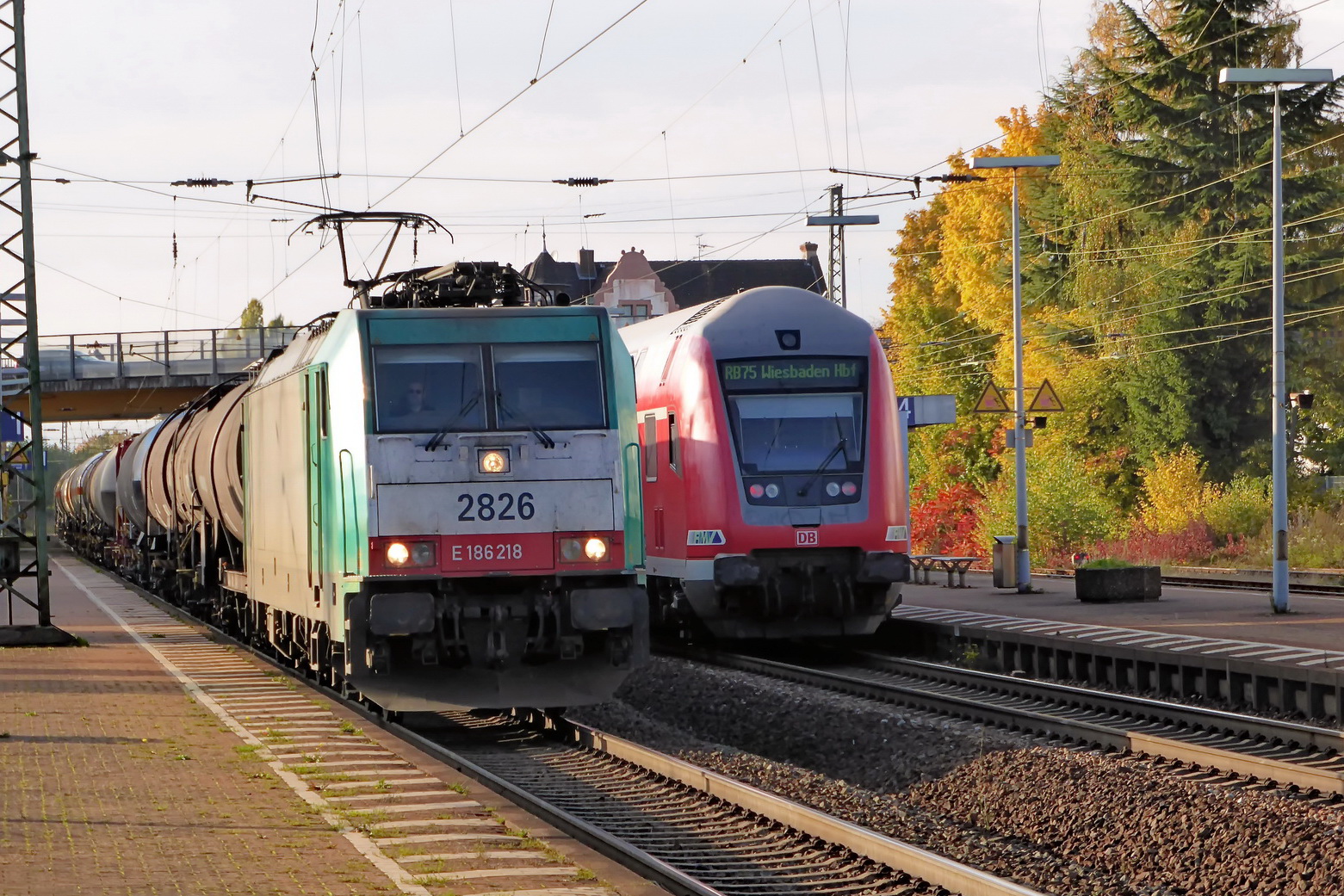 186 218 mit einem Kesselzug trifft 143 107 mit RB75