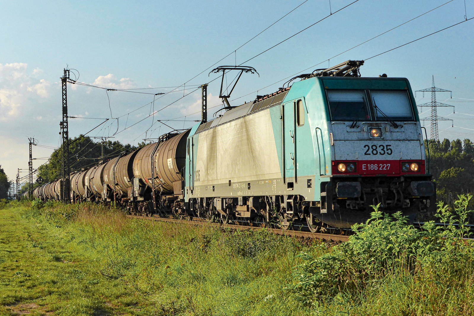 186 227 - 2835 mit einem Kesselzug