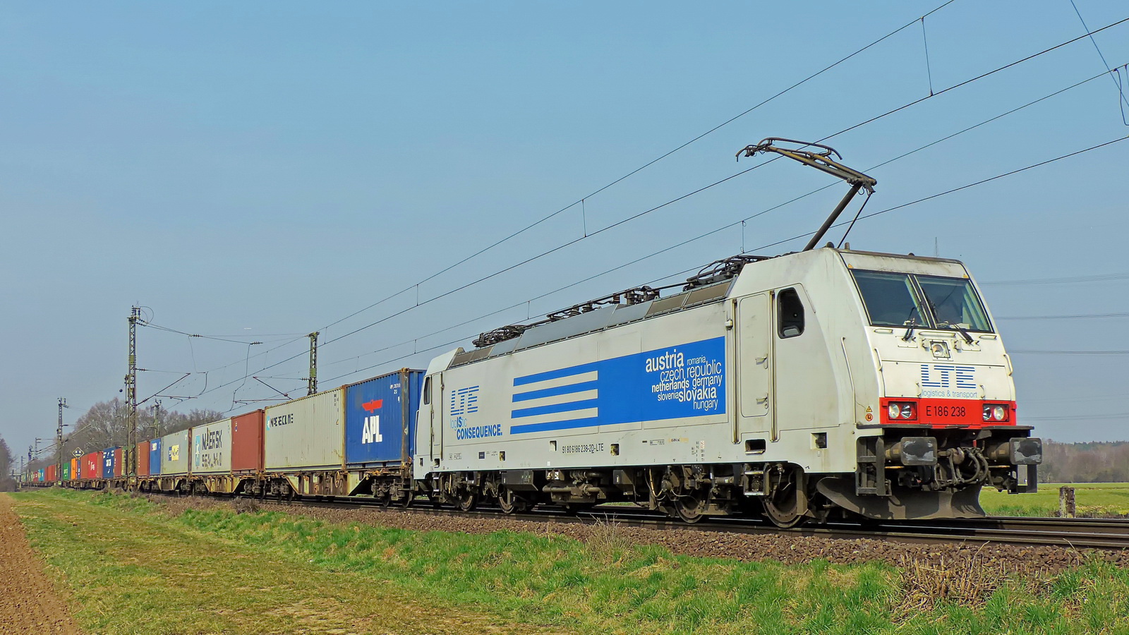 186 238 LTE vor einem Containerzug