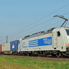 186 238 LTE vor einem Containerzug