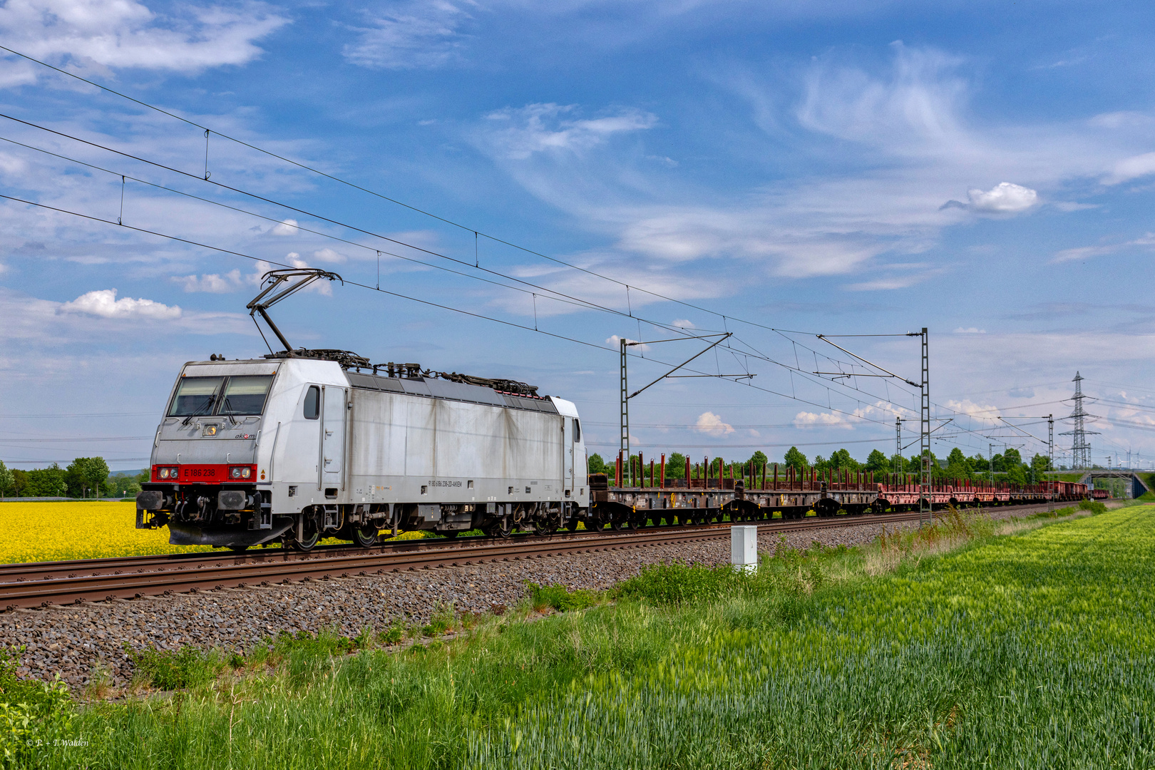 186 238 mit leerem "Stahlzug"