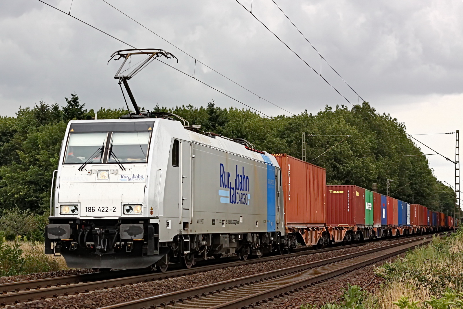 186 422-2 Rurtalbahn Cargo mit einem Containerzug