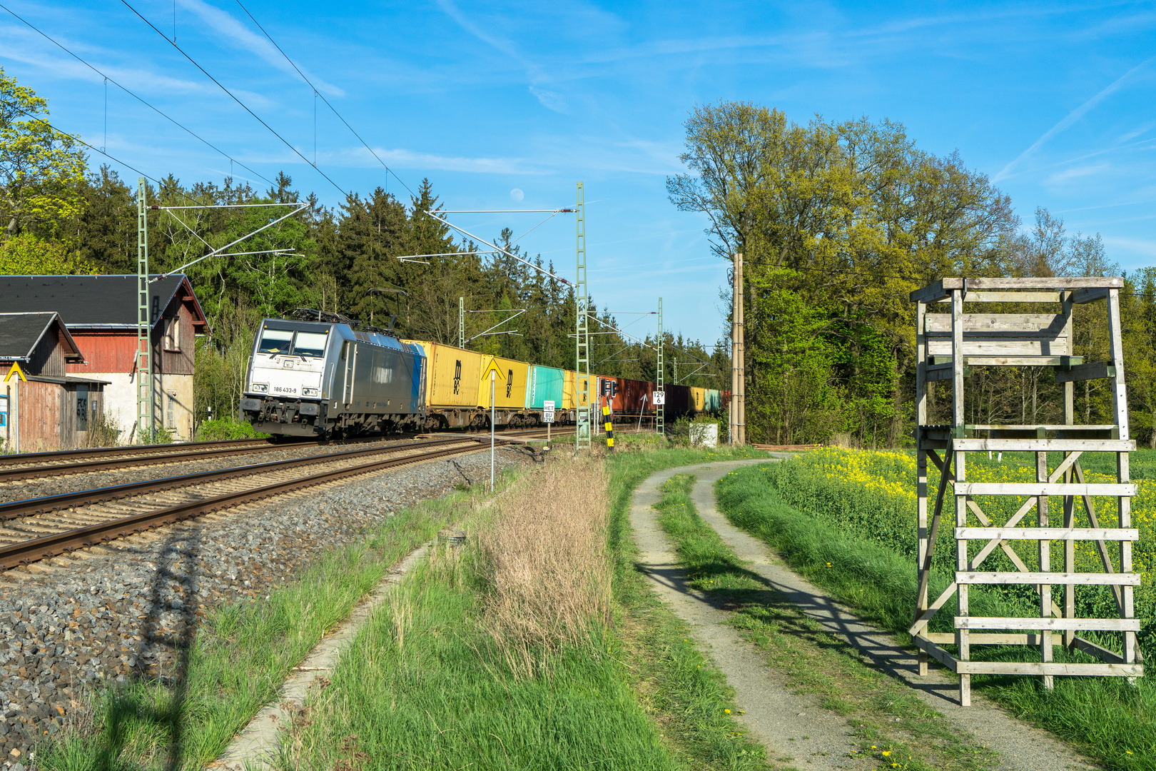  186 433 mit Container in Drochaus/ Vogtland