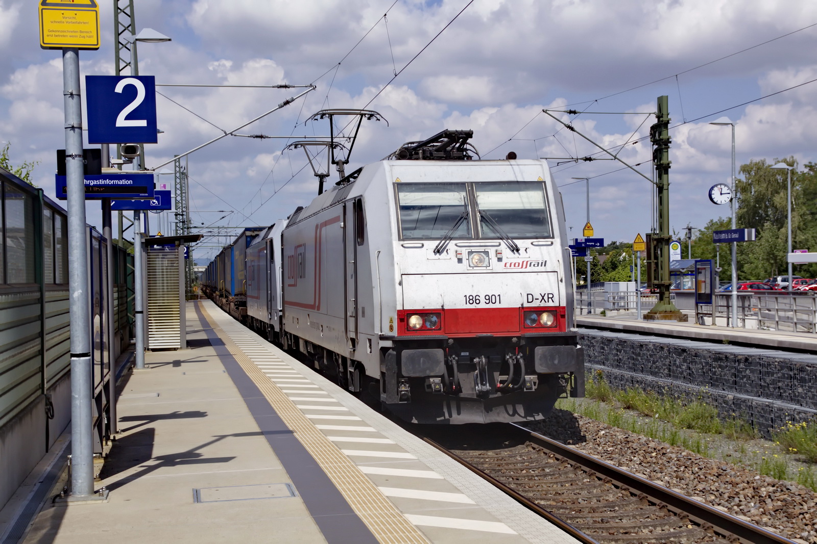 186 901 Crossrail + Crossrail ? gemeinsam vor einem Containerzug