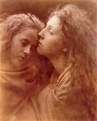 1869 - Margaret Cameron, The Kiss of Peace. Ritratto di Florence Anson e Mary Ann Hillier.