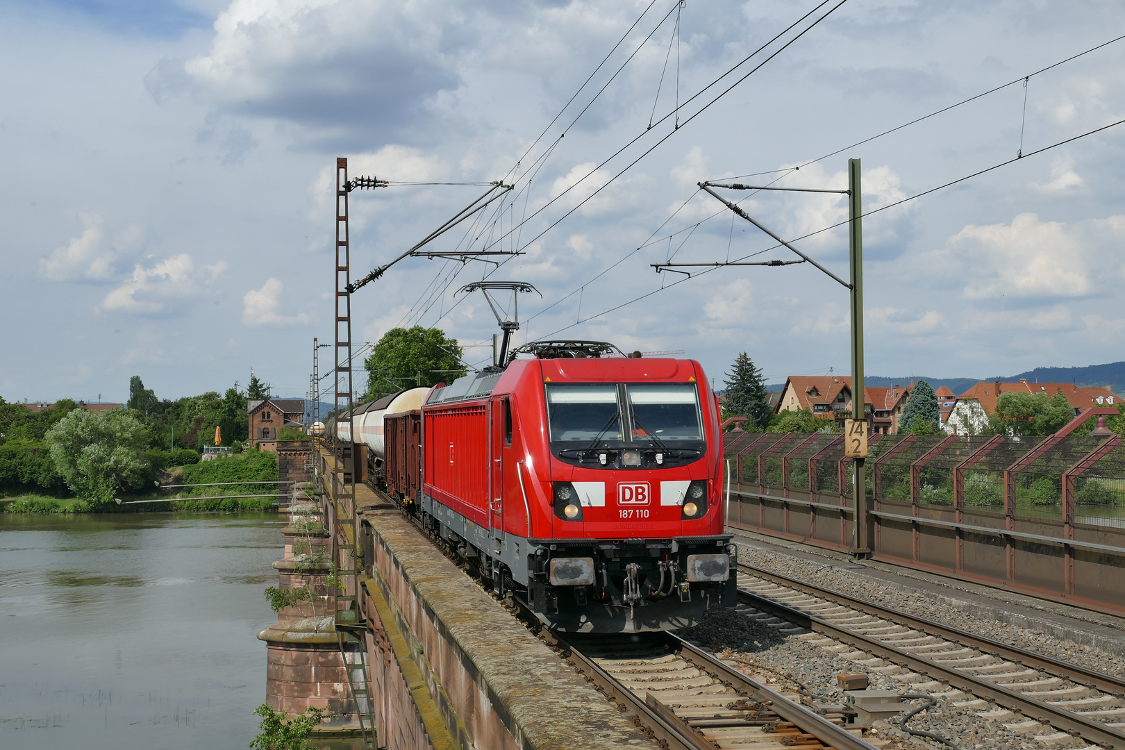 187 110 auf Neckarbrücke