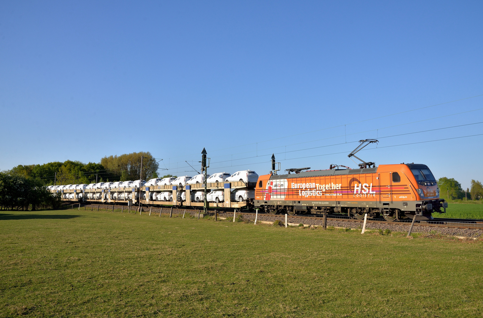  187 500-4 --HSL-- mit Volvo Zug am 22.04.20 am Abzw Autobahn in Bönen