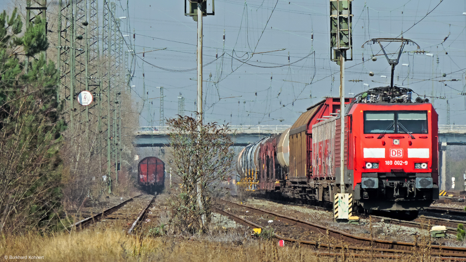 189 002-9 mit einem gem. Güterzug vor der Abfahrt