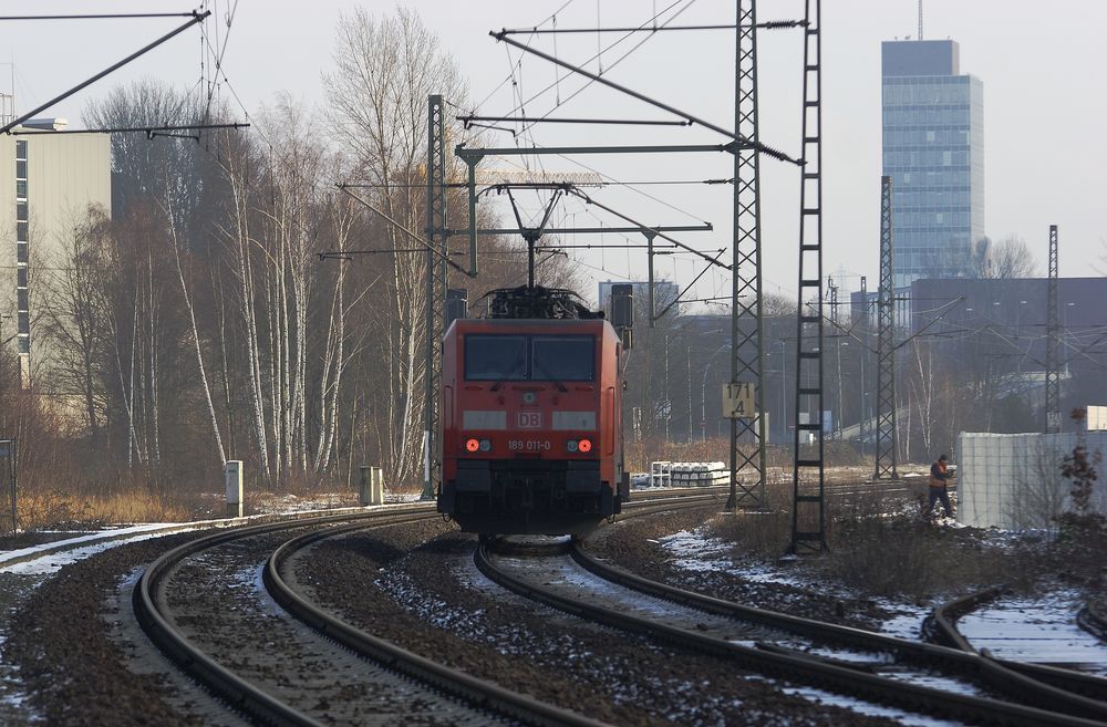 189 011-0 , km 171,4 und ein "Pistolenmann"