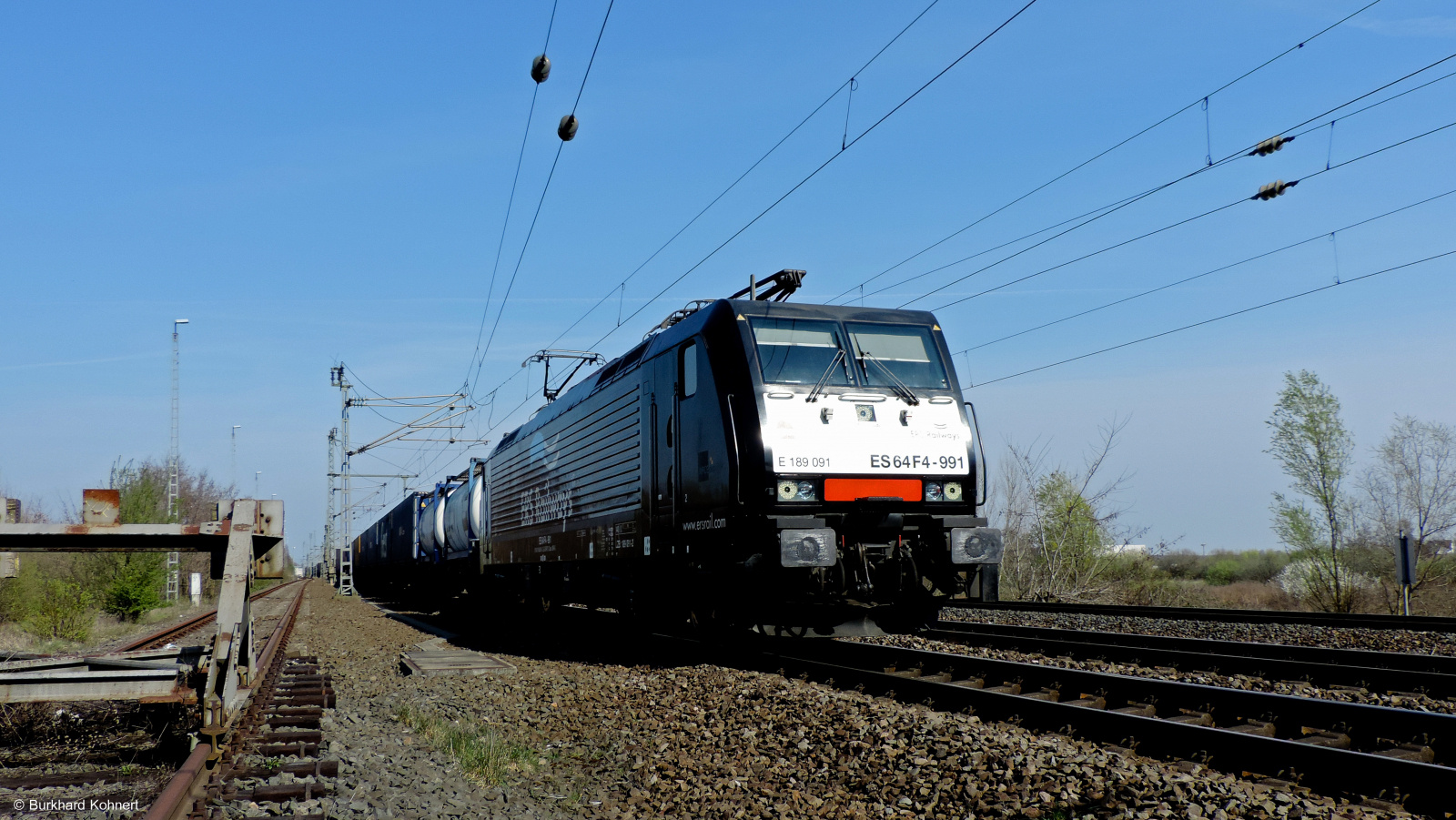 189 091 ES 64 F4-991 vor einem gem. Güterzug