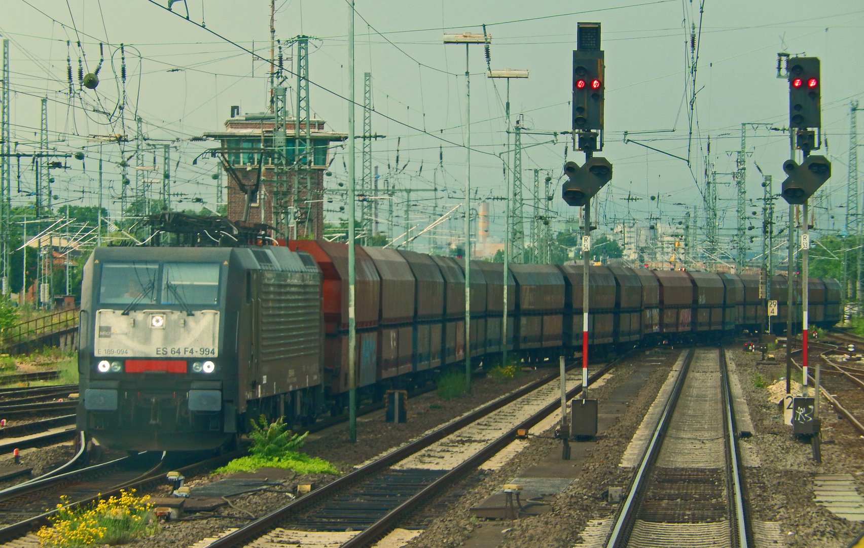 189 094 bei der Querung des Mainzer Hauptbahnhof