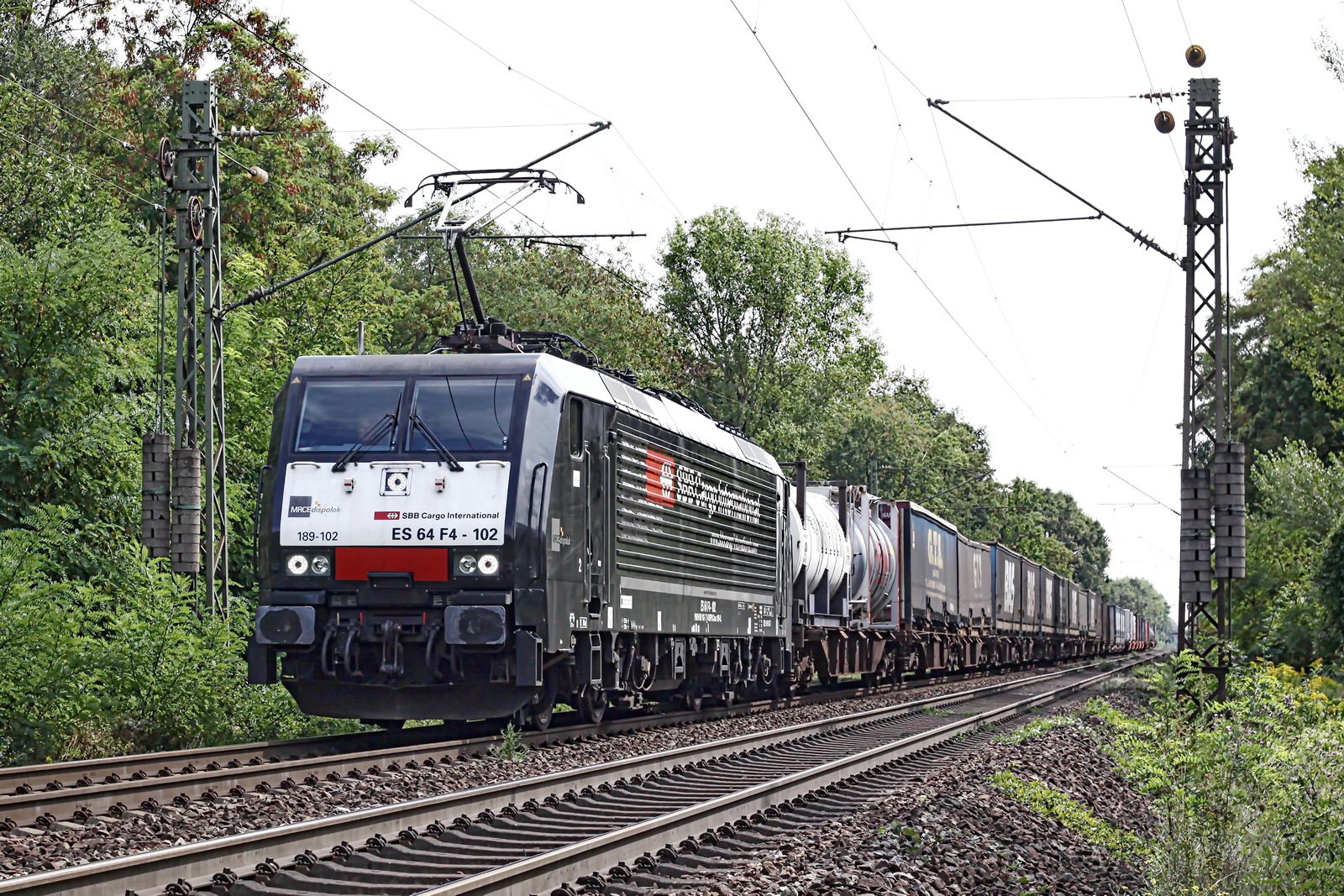 189 102 ES 64 F4-102 MRCE dispolok mit einem gem. Güterzug