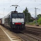 189 105 ES 64 F4-105 mit einem Containerzug