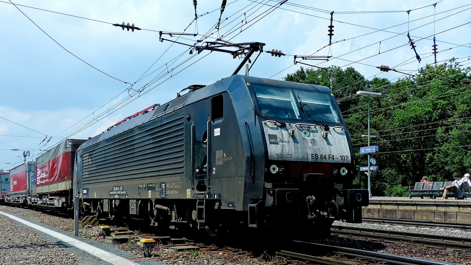 189 107 ES 64 F4-107 MRCE dispolok mit einem Containerzug