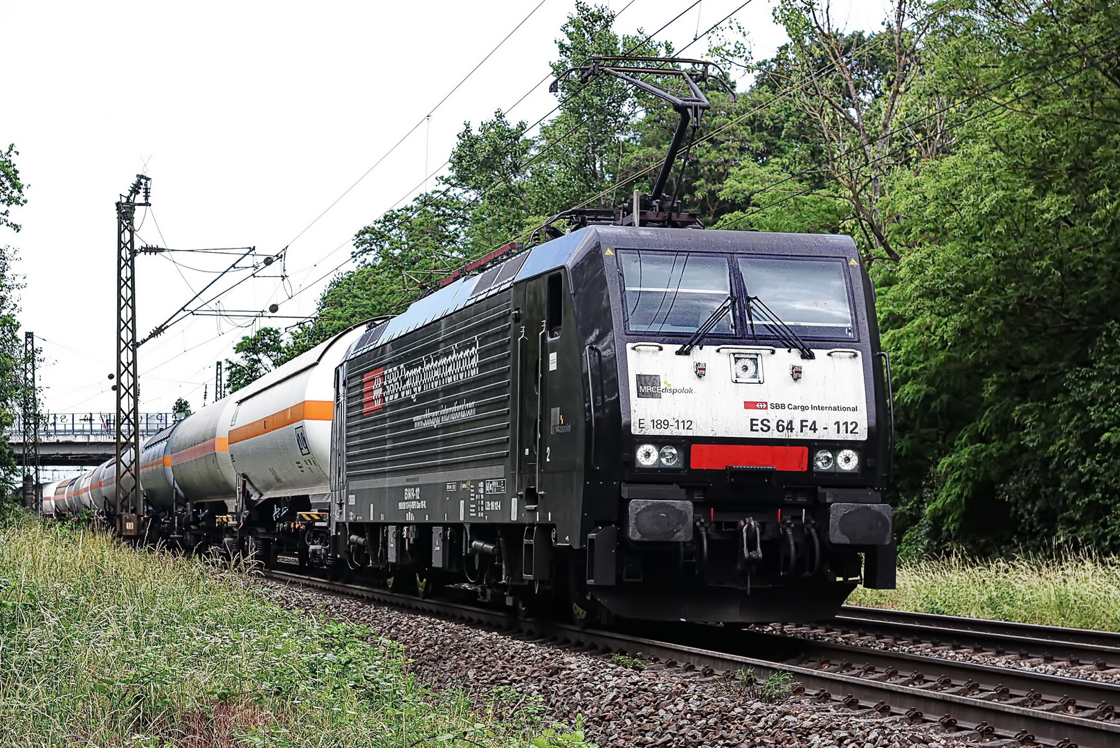 189 112 ES 64 F4-112 mit einem Kesselzug