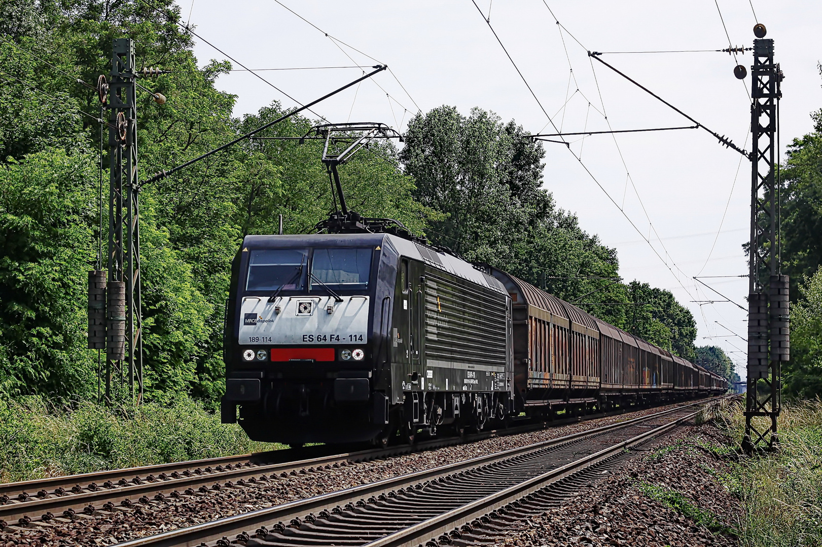 189 114 ES 64 F4-114 MRCE dispolok vor einem gem. Güterzug